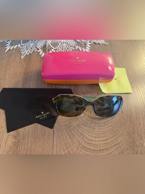 kate Spade Sunglasses Akira Black & Green Dk Brown Lens EUC in Case